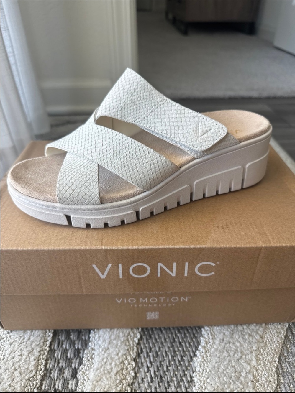 Vionic White Textured Crossover Platform Slide Sandal